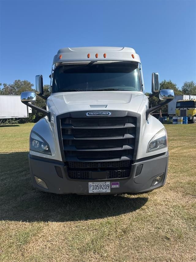 Image of Freightliner Cascadia 126 equipment image 1