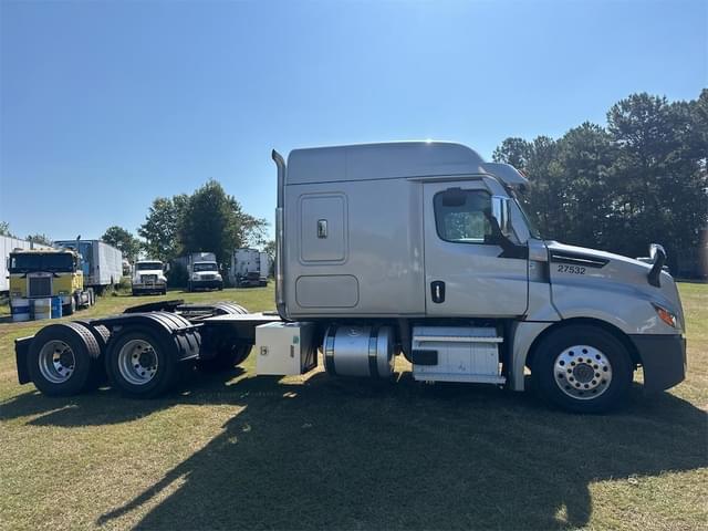 Image of Freightliner Cascadia 126 equipment image 3