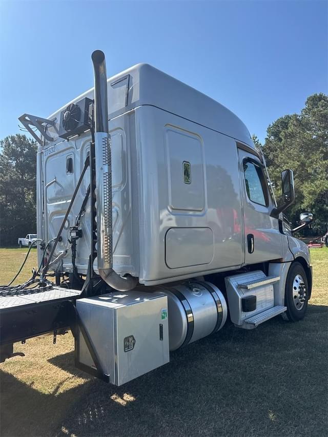 Image of Freightliner Cascadia 126 equipment image 4