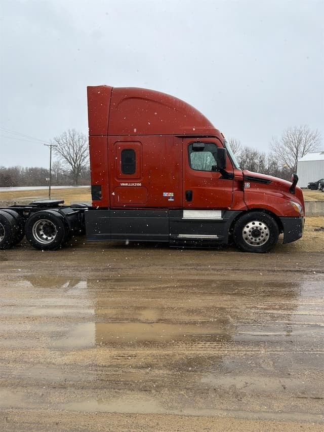 Image of Freightliner Cascadia 126 equipment image 3