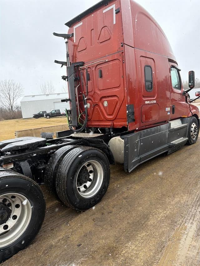 Image of Freightliner Cascadia 126 equipment image 4