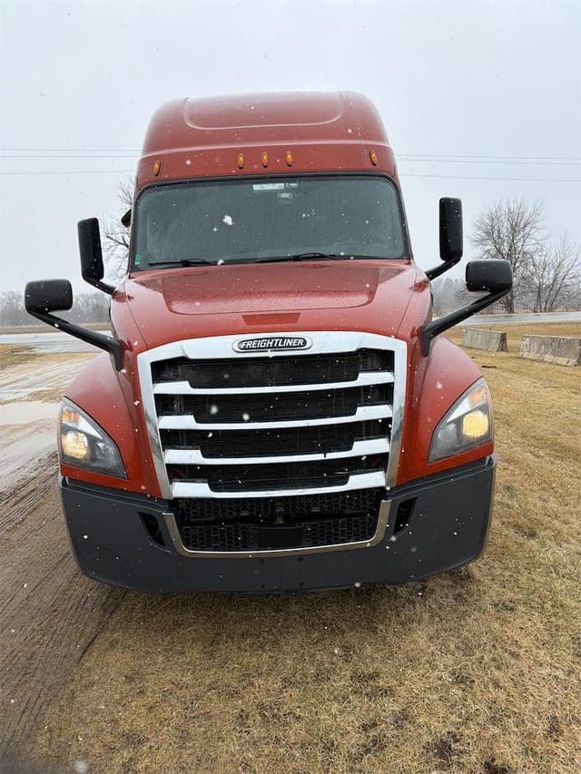 Image of Freightliner Cascadia 126 equipment image 1
