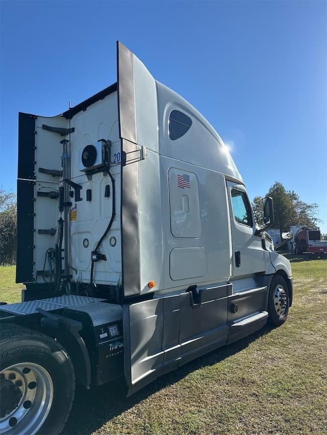 Image of Freightliner Cascadia 126 equipment image 4