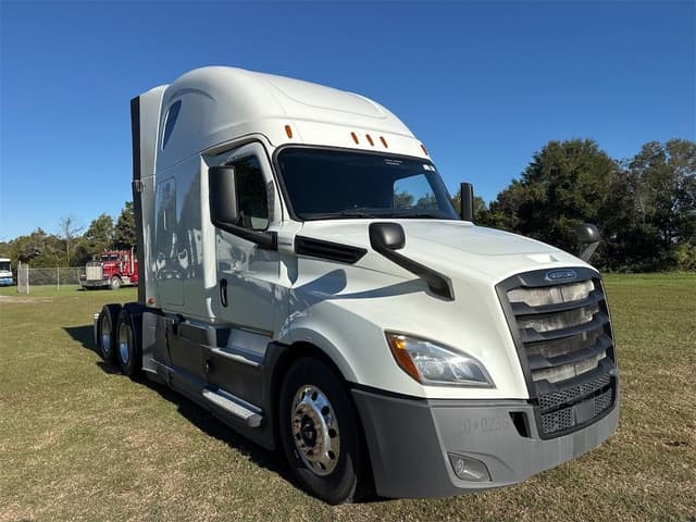 Image of Freightliner Cascadia 126 equipment image 2