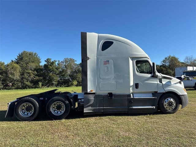 Image of Freightliner Cascadia 126 equipment image 3
