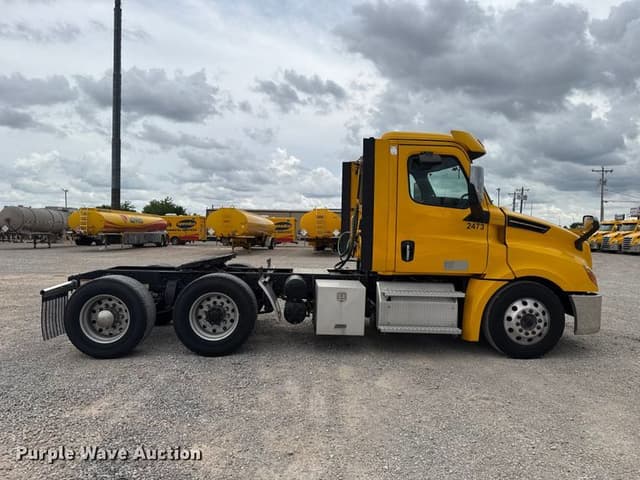 Image of Freightliner Cascadia 126 equipment image 3