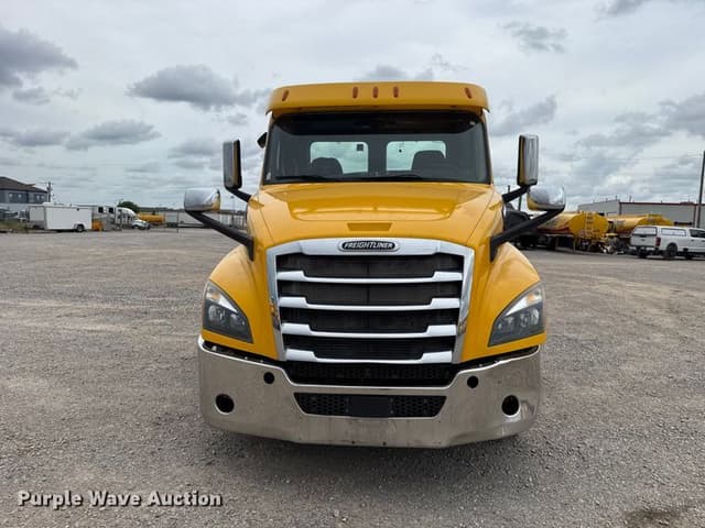 Image of Freightliner Cascadia 126 equipment image 1