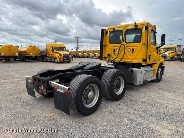 Image of Freightliner Cascadia 126 equipment image 4