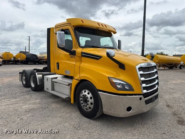 Image of Freightliner Cascadia 126 equipment image 2