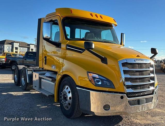 Image of Freightliner Cascadia 126 equipment image 2