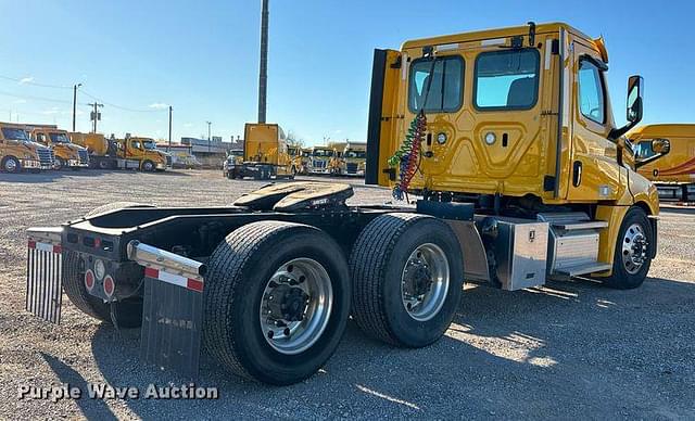 Image of Freightliner Cascadia 126 equipment image 4