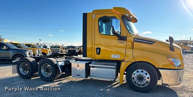 Image of Freightliner Cascadia 126 equipment image 3