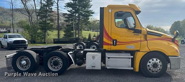Image of Freightliner Cascadia 126 equipment image 3