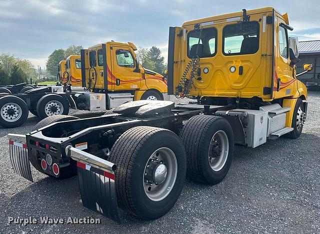 Image of Freightliner Cascadia 126 equipment image 4