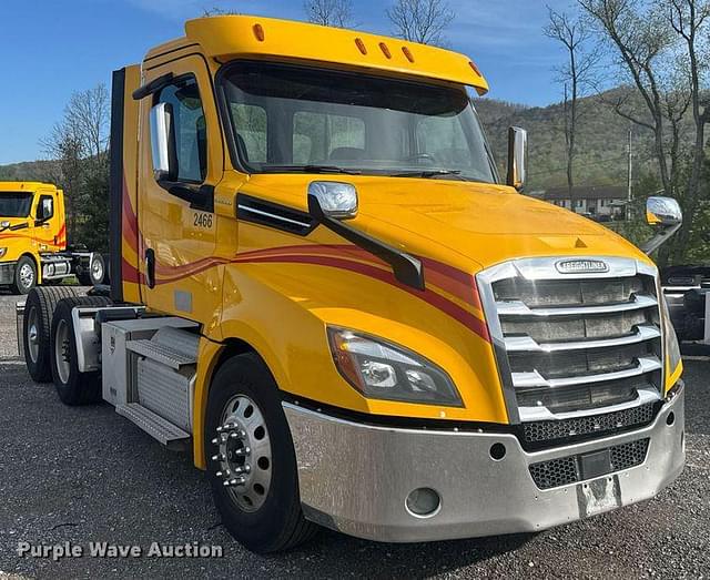 Image of Freightliner Cascadia 126 equipment image 2