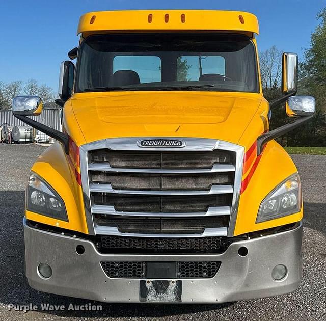 Image of Freightliner Cascadia 126 equipment image 1