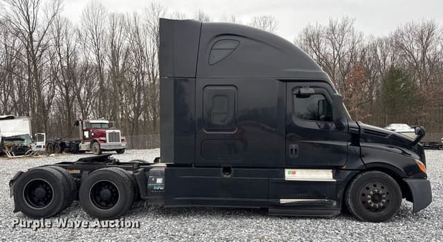 Image of Freightliner Cascadia 126 equipment image 3
