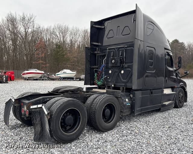 Image of Freightliner Cascadia 126 equipment image 4