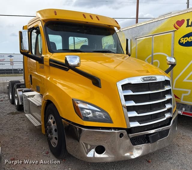 Image of Freightliner Cascadia 126 equipment image 2