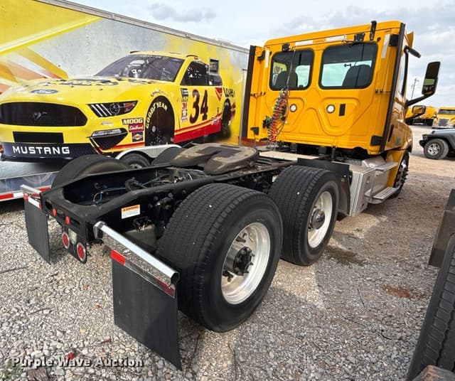 Image of Freightliner Cascadia 126 equipment image 4