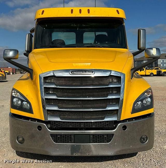 Image of Freightliner Cascadia 126 equipment image 1