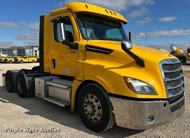 Image of Freightliner Cascadia 126 equipment image 2