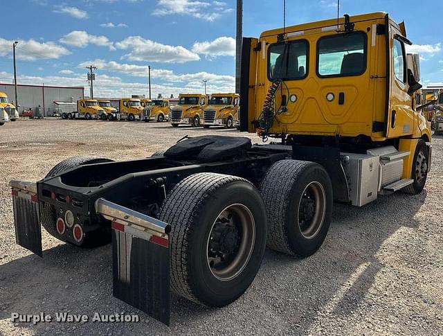 Image of Freightliner Cascadia 126 equipment image 4