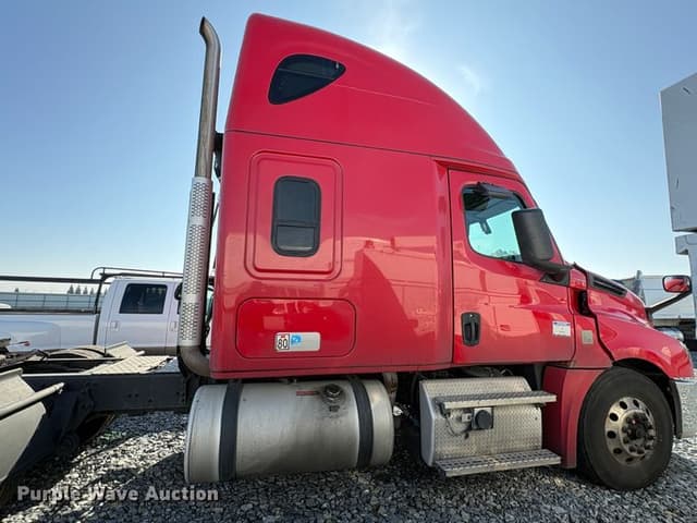 Image of Freightliner Cascadia 126 equipment image 3