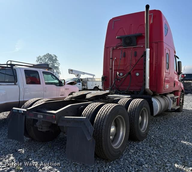 Image of Freightliner Cascadia 126 equipment image 4