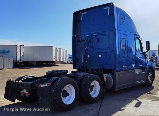 Image of Freightliner Cascadia 126 equipment image 4