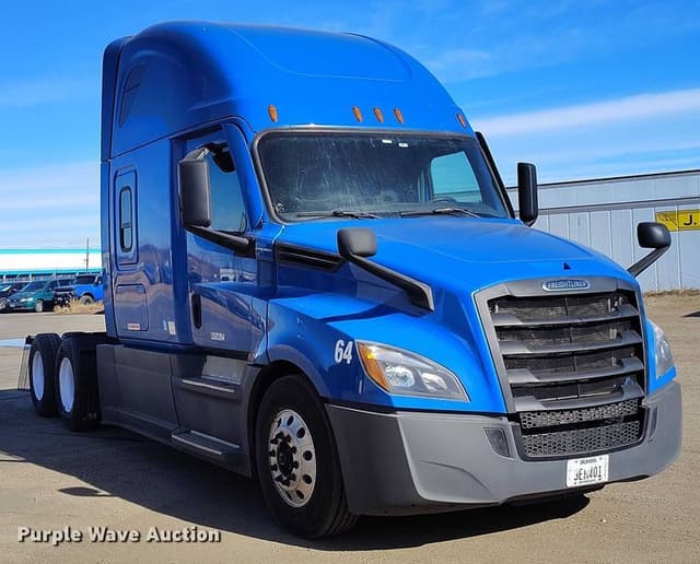Image of Freightliner Cascadia 126 equipment image 2