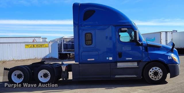 Image of Freightliner Cascadia 126 equipment image 3