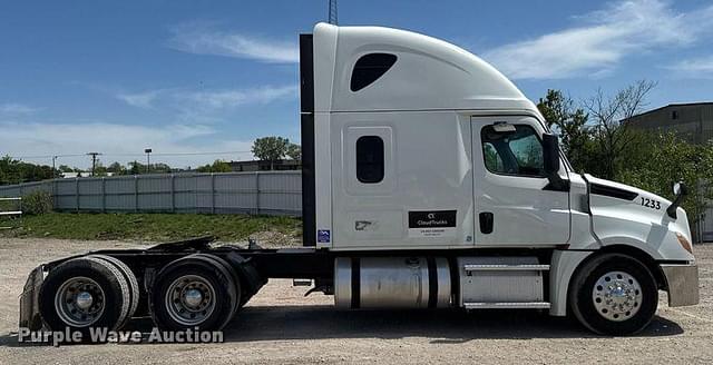 Image of Freightliner Cascadia 126 equipment image 3