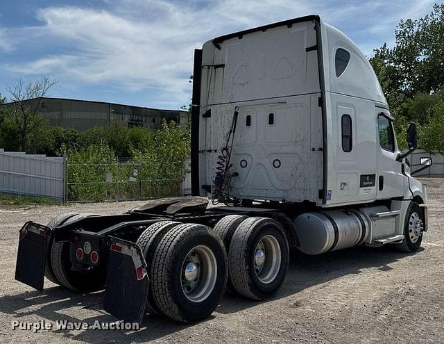 Image of Freightliner Cascadia 126 equipment image 4
