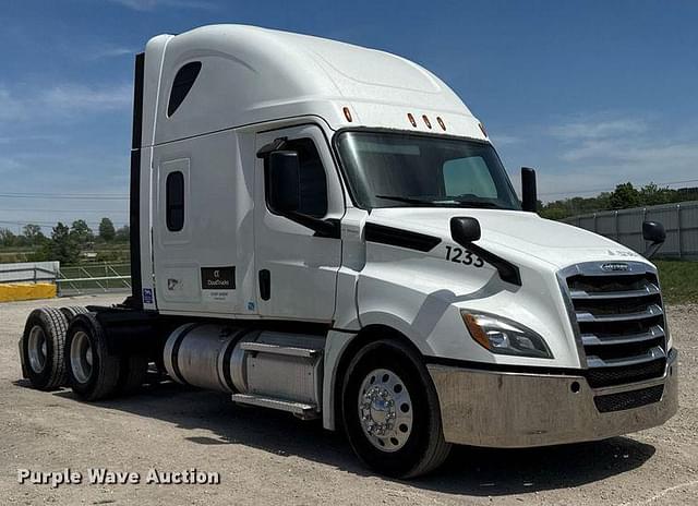 Image of Freightliner Cascadia 126 equipment image 2