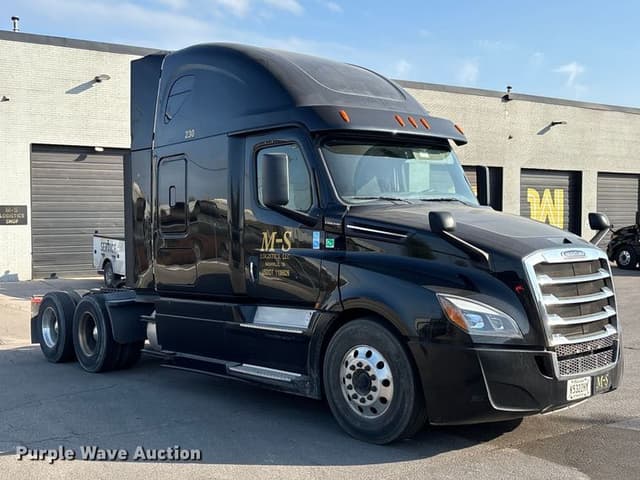 Image of Freightliner Cascadia 126 equipment image 2