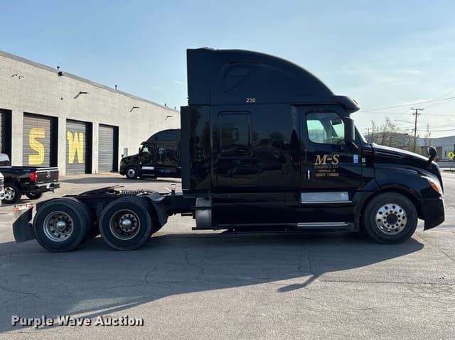 Image of Freightliner Cascadia 126 equipment image 3