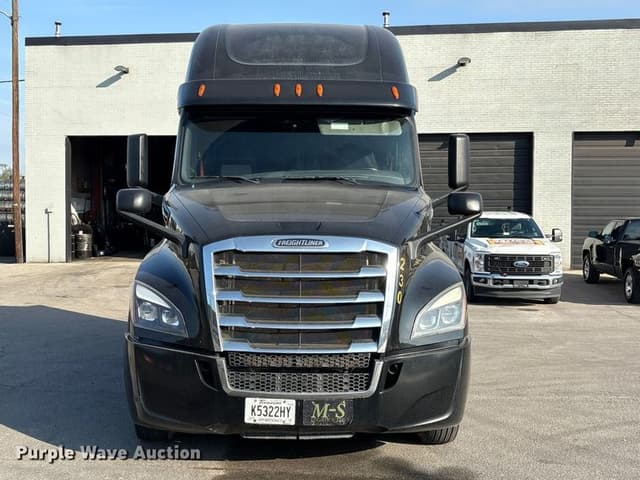 Image of Freightliner Cascadia 126 equipment image 1