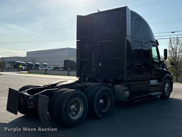 Image of Freightliner Cascadia 126 equipment image 4