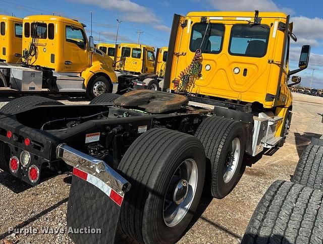 Image of Freightliner Cascadia 126 equipment image 3