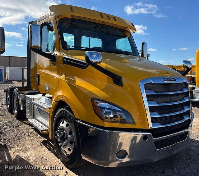 Image of Freightliner Cascadia 126 equipment image 2