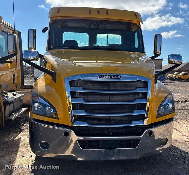 Image of Freightliner Cascadia 126 equipment image 1