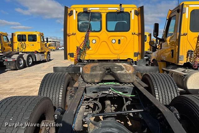 Image of Freightliner Cascadia 126 equipment image 4