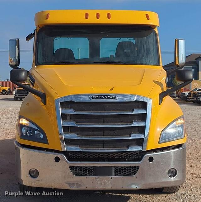 Image of Freightliner Cascadia 126 equipment image 1