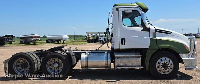 Image of Freightliner Cascadia 126 equipment image 3