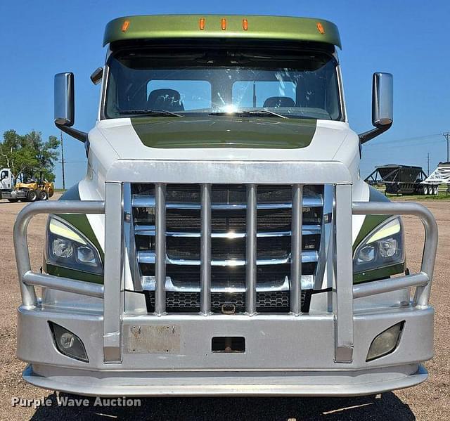 Image of Freightliner Cascadia 126 equipment image 1