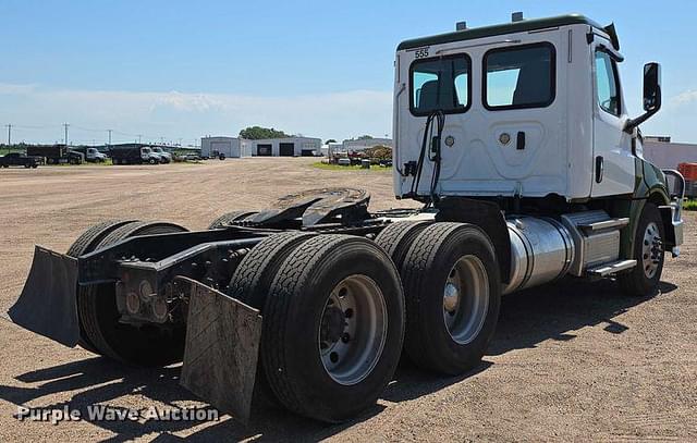 Image of Freightliner Cascadia 126 equipment image 4