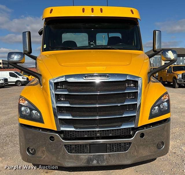 Image of Freightliner Cascadia 126 equipment image 1