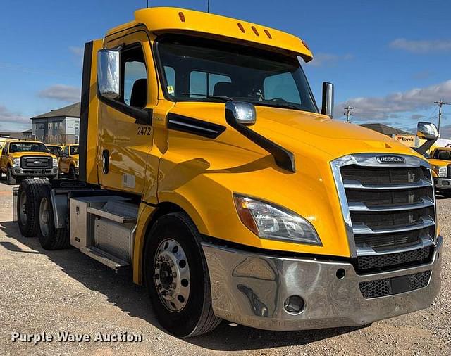 Image of Freightliner Cascadia 126 equipment image 2