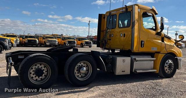 Image of Freightliner Cascadia 126 equipment image 4